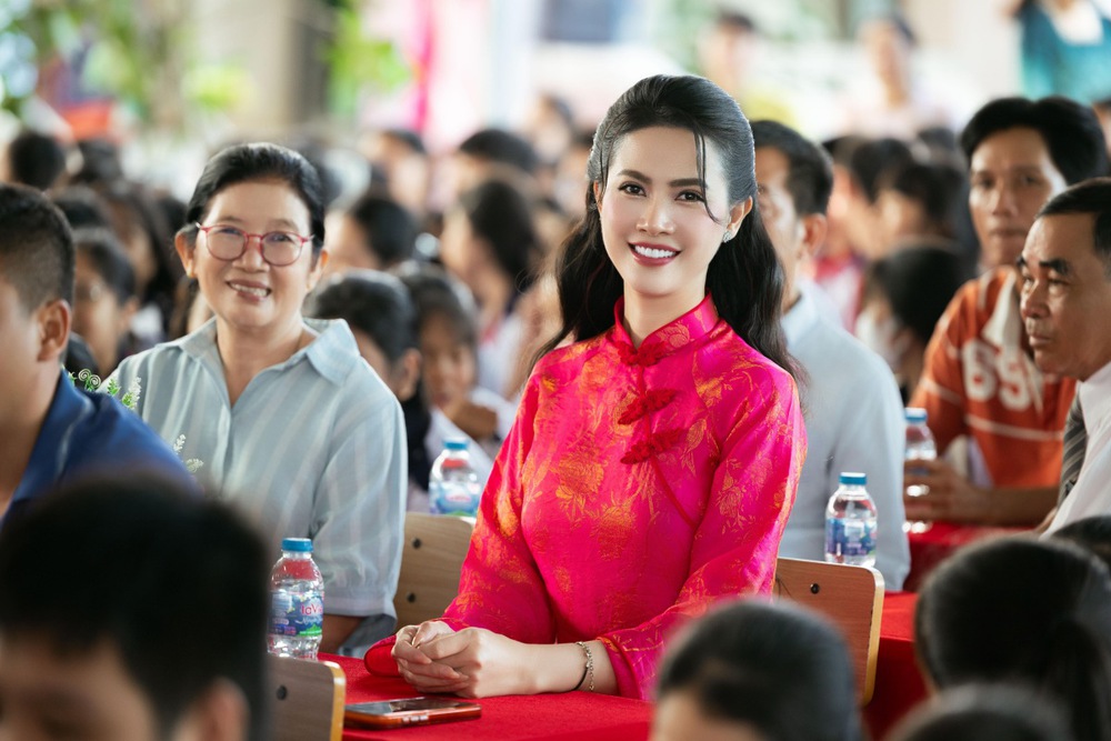 Hoa hậu Phan Thị Mơ về trường cũ, trao 30 triệu đồng giúp học sinh vượt khó - Ảnh 1. Hoa hậu Phan Thị Mơ về trường cũ, trao 30 triệu đồng giúp học sinh vượt khó - Ảnh 1.