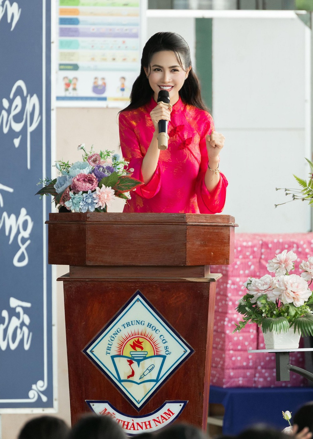 Hoa hậu Phan Thị Mơ về trường cũ, trao 30 triệu đồng giúp học sinh vượt khó - Ảnh 2. Hoa hậu Phan Thị Mơ về trường cũ, trao 30 triệu đồng giúp học sinh vượt khó - Ảnh 2.