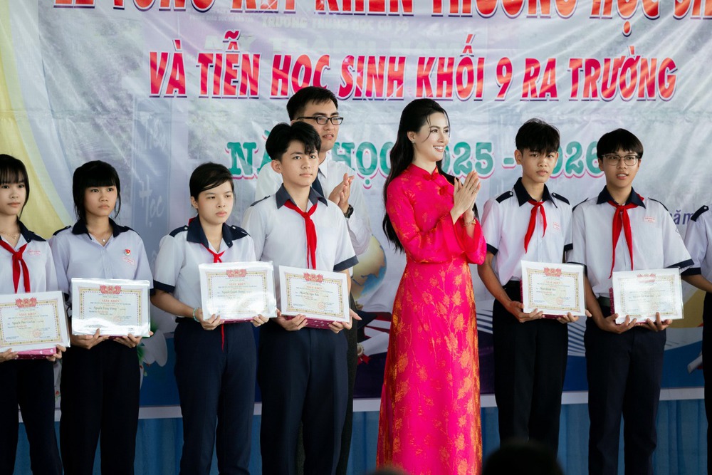 Hoa hậu Phan Thị Mơ về trường cũ, trao 30 triệu đồng giúp học sinh vượt khó - Ảnh 3. Hoa hậu Phan Thị Mơ về trường cũ, trao 30 triệu đồng giúp học sinh vượt khó - Ảnh 3.