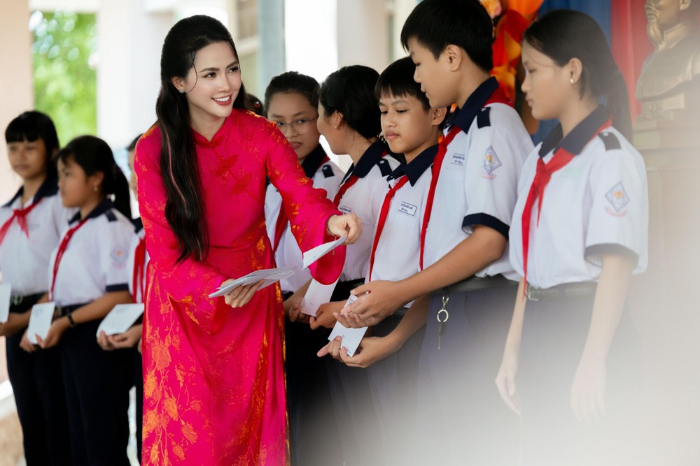 Hoa hậu Phan Thị Mơ về trường cũ, trao 30 triệu đồng giúp học sinh vượt khó - Ảnh 4. Hoa hậu Phan Thị Mơ về trường cũ, trao 30 triệu đồng giúp học sinh vượt khó - Ảnh 4.