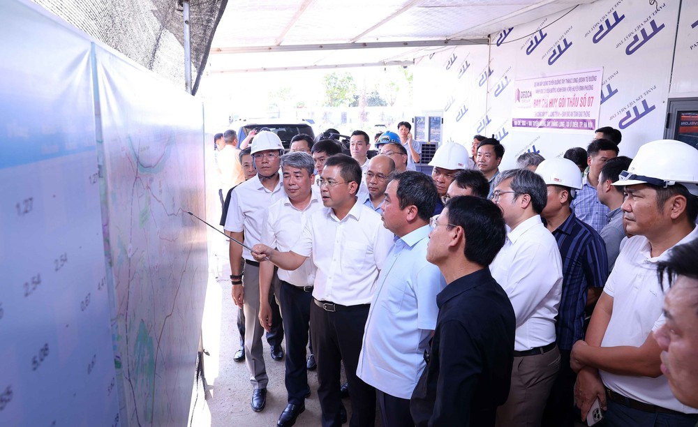 Bí thư Thành ủy Hà Nội yêu cầu tăng tốc hoàn thiện giao thông trục Tây Thăng Long - Ảnh 1.