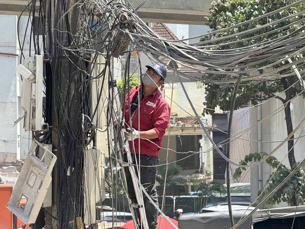 Nắng nóng đỉnh điểm bao trùm Hà Nội, lao động ngoài trời oằn mình mưu sinh - Ảnh 8. Nắng nóng đỉnh điểm bao trùm Hà Nội, lao động ngoài trời oằn mình mưu sinh - Ảnh 8.