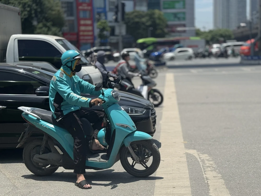 Nắng nóng đỉnh điểm bao trùm Hà Nội, lao động ngoài trời oằn mình mưu sinh - Ảnh 5. Nắng nóng đỉnh điểm bao trùm Hà Nội, lao động ngoài trời oằn mình mưu sinh - Ảnh 5.