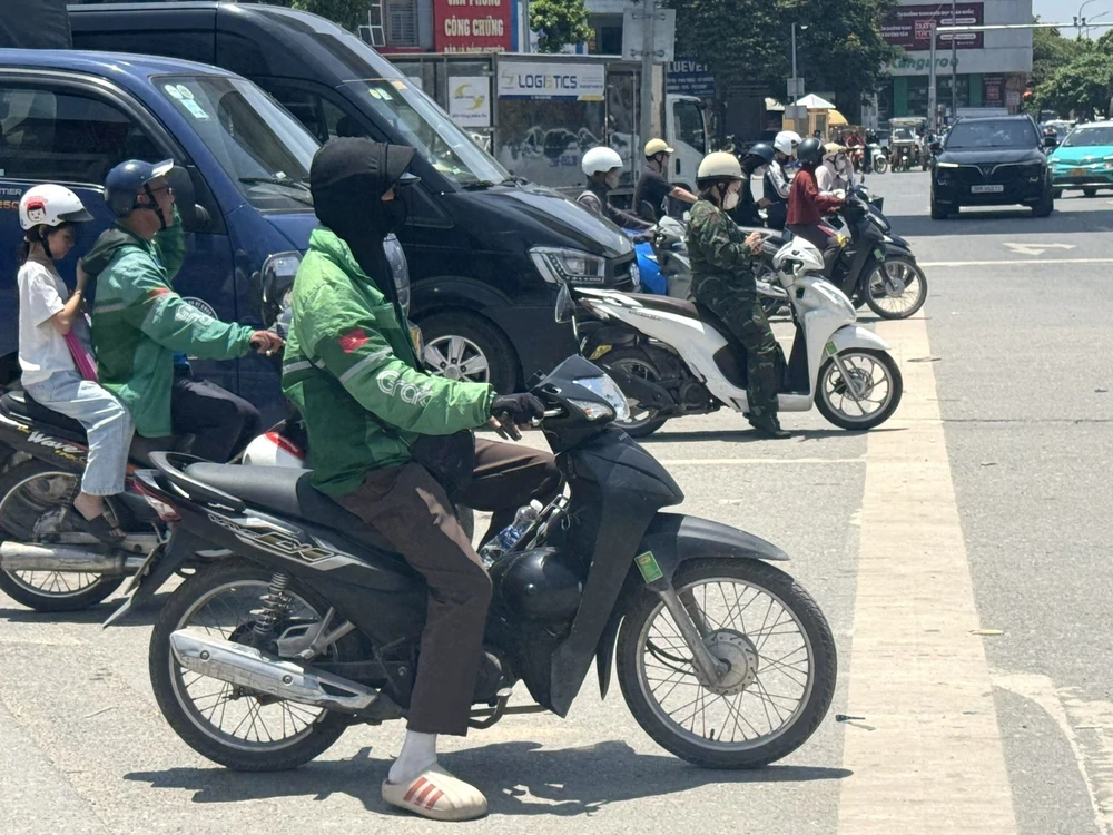 Nắng nóng đỉnh điểm bao trùm Hà Nội, lao động ngoài trời oằn mình mưu sinh - Ảnh 2. Nắng nóng đỉnh điểm bao trùm Hà Nội, lao động ngoài trời oằn mình mưu sinh - Ảnh 2.