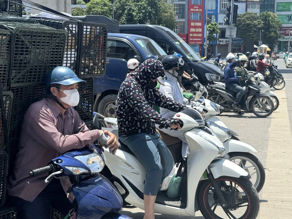 Nắng nóng đỉnh điểm bao trùm Hà Nội, lao động ngoài trời oằn mình mưu sinh - Ảnh 4. Nắng nóng đỉnh điểm bao trùm Hà Nội, lao động ngoài trời oằn mình mưu sinh - Ảnh 4.