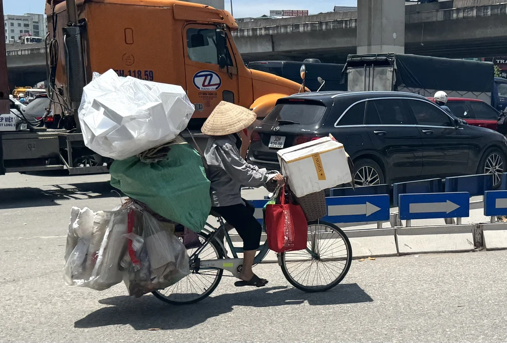 Nắng nóng đỉnh điểm bao trùm Hà Nội, lao động ngoài trời oằn mình mưu sinh - Ảnh 3. Nắng nóng đỉnh điểm bao trùm Hà Nội, lao động ngoài trời oằn mình mưu sinh - Ảnh 3.