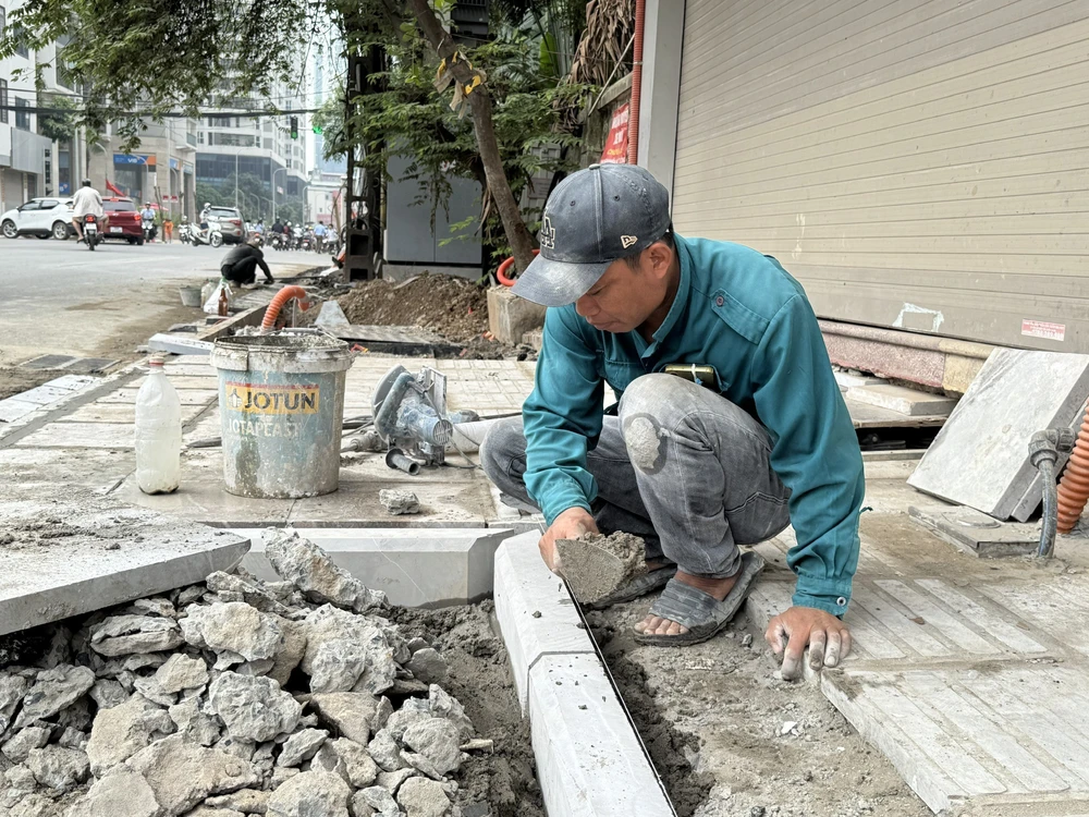 Nắng nóng đỉnh điểm bao trùm Hà Nội, lao động ngoài trời oằn mình mưu sinh - Ảnh 6. Nắng nóng đỉnh điểm bao trùm Hà Nội, lao động ngoài trời oằn mình mưu sinh - Ảnh 6.
