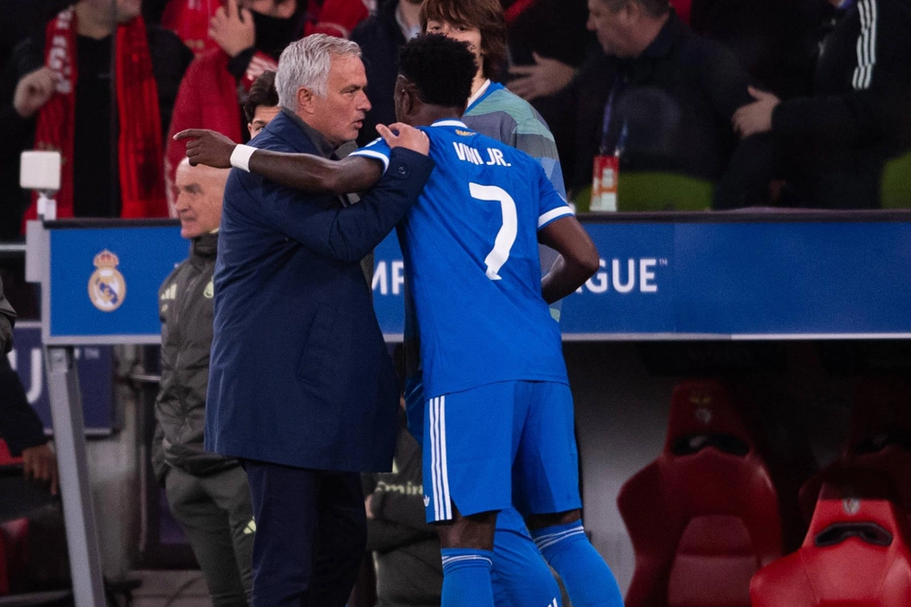 Real Madrid: Vinicius là bài toán lớn nhất của Mourinho - Ảnh 1. Real Madrid: Vinicius là bài toán lớn nhất của Mourinho - Ảnh 1.