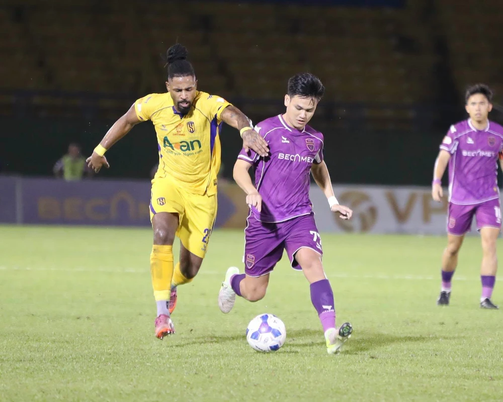 Thủ môn U23 hóa "người hùng", SLNA trụ hạng sớm và đẩy Becamex TP.HCM vào hiểm cảnh - Ảnh 3. Thủ môn U23 hóa "người hùng", SLNA trụ hạng sớm và đẩy Becamex TP.HCM vào hiểm cảnh - Ảnh 3.