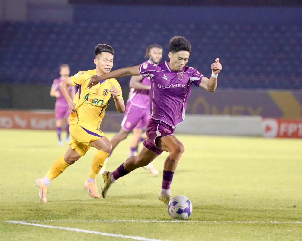 Thủ môn U23 hóa "người hùng", SLNA trụ hạng sớm và đẩy Becamex TP.HCM vào hiểm cảnh - Ảnh 2. Thủ môn U23 hóa "người hùng", SLNA trụ hạng sớm và đẩy Becamex TP.HCM vào hiểm cảnh - Ảnh 2.
