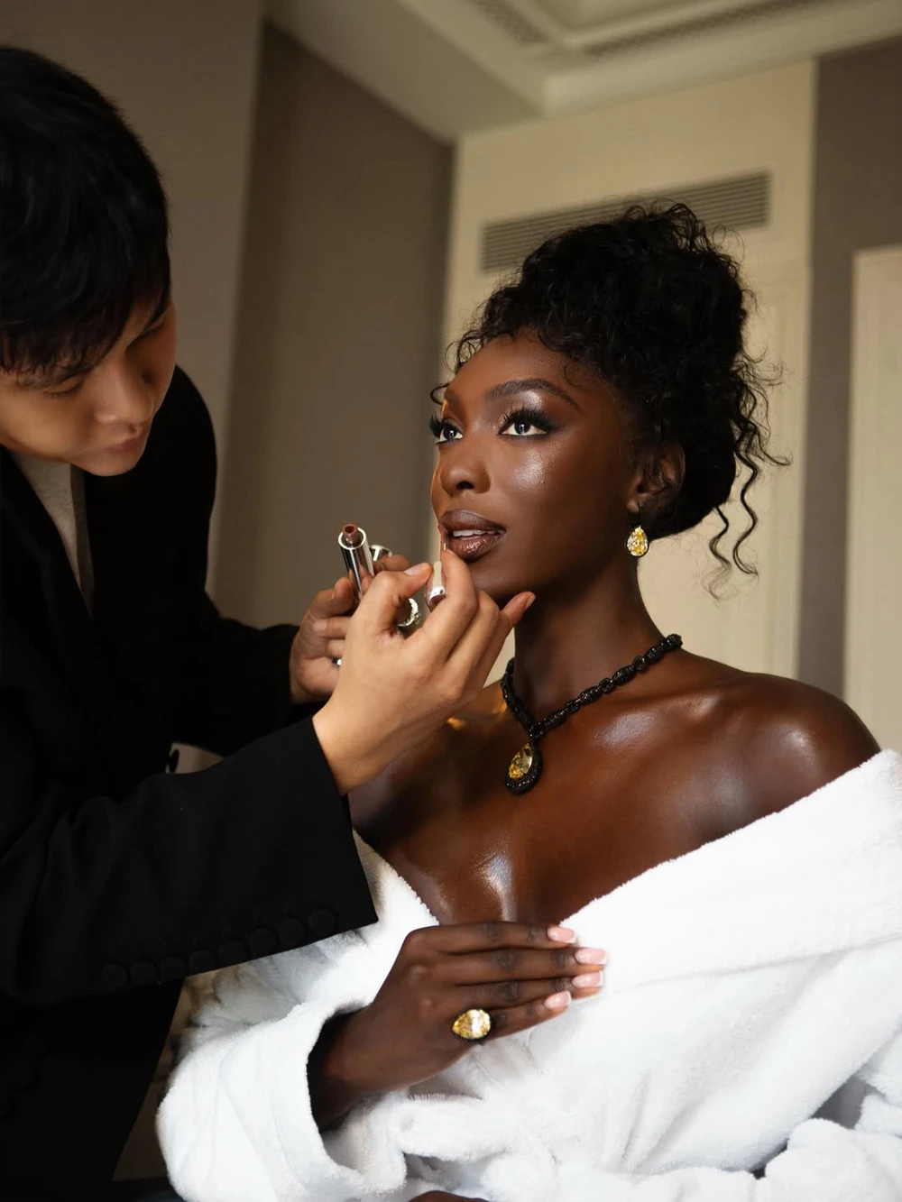 Quân Nguyễn & Pu Lê định hình phong cách cho Miss World 2024 tại thảm đỏ Cannes 2026 - Ảnh 6. Quân Nguyễn & Pu Lê định hình phong cách cho Miss World 2024 tại thảm đỏ Cannes 2026 - Ảnh 6.
