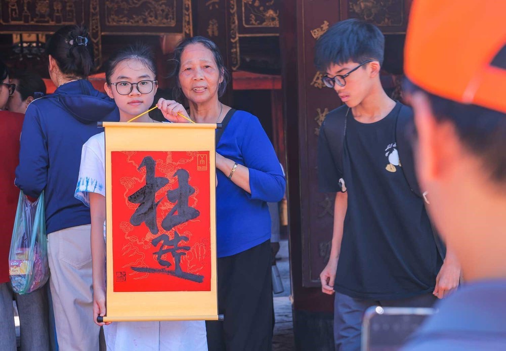 Sĩ tử đội nắng đến Văn Miếu - Quốc Tử Giám cầu may trước kỳ thi quan trọng - Ảnh 8.