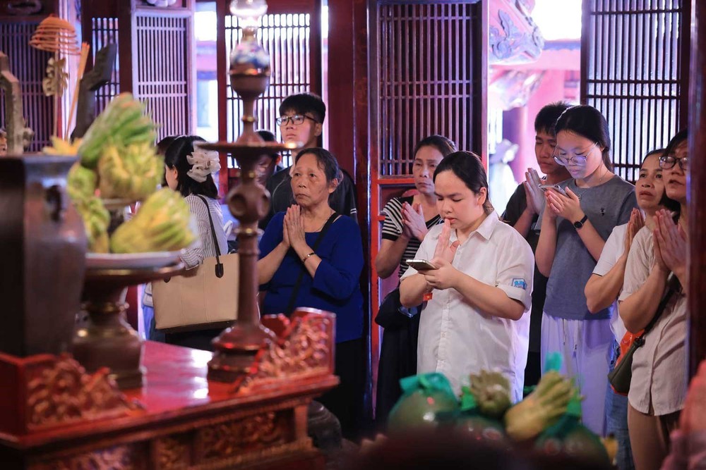 Sĩ tử đội nắng đến Văn Miếu - Quốc Tử Giám cầu may trước kỳ thi quan trọng - Ảnh 7.