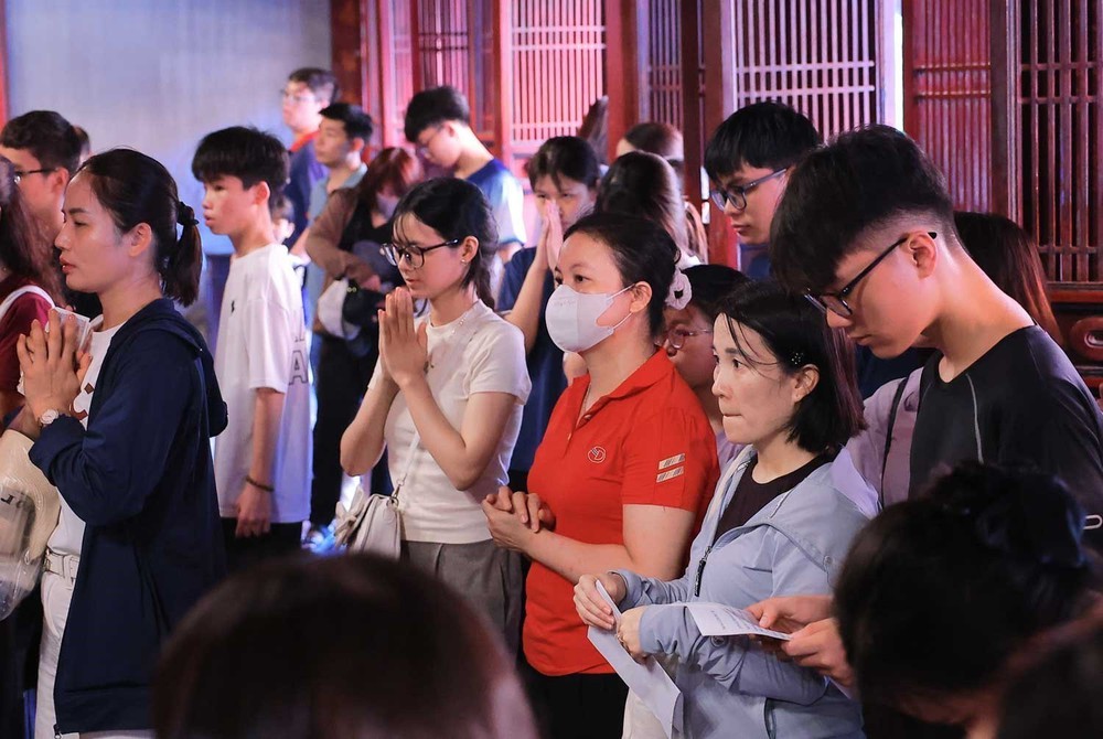 Sĩ tử đội nắng đến Văn Miếu - Quốc Tử Giám cầu may trước kỳ thi quan trọng - Ảnh 6.
