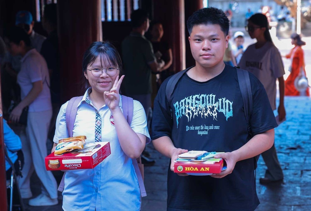 Sĩ tử đội nắng đến Văn Miếu - Quốc Tử Giám cầu may trước kỳ thi quan trọng - Ảnh 5.
