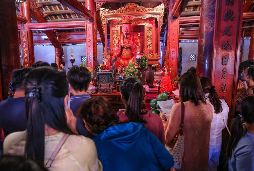 Sĩ tử đội nắng đến Văn Miếu - Quốc Tử Giám cầu may trước kỳ thi quan trọng - Ảnh 4.