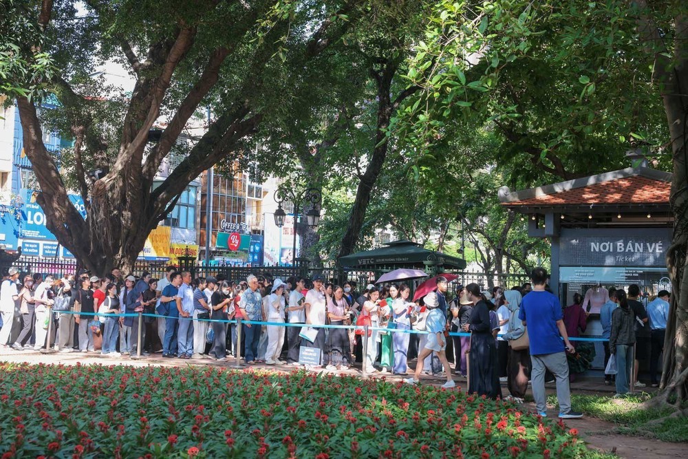 Sĩ tử đội nắng đến Văn Miếu - Quốc Tử Giám cầu may trước kỳ thi quan trọng - Ảnh 1.