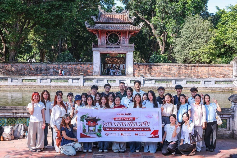 Sĩ tử đội nắng đến Văn Miếu - Quốc Tử Giám cầu may trước kỳ thi quan trọng - Ảnh 2.