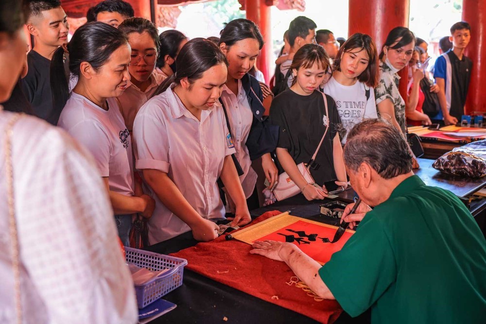 Sĩ tử đội nắng đến Văn Miếu - Quốc Tử Giám cầu may trước kỳ thi quan trọng - Ảnh 3.