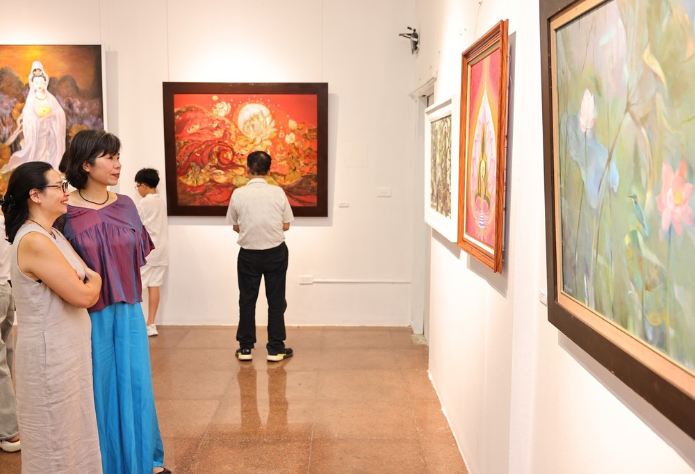 Triển lãm "Sen đầu hạ IX" - nghệ thuật kết nối cái đẹp với ánh sáng từ bi, trí tuệ của Đạo Phật - Ảnh 4. Triển lãm "Sen đầu hạ IX" - nghệ thuật kết nối cái đẹp với ánh sáng từ bi, trí tuệ của Đạo Phật - Ảnh 4.