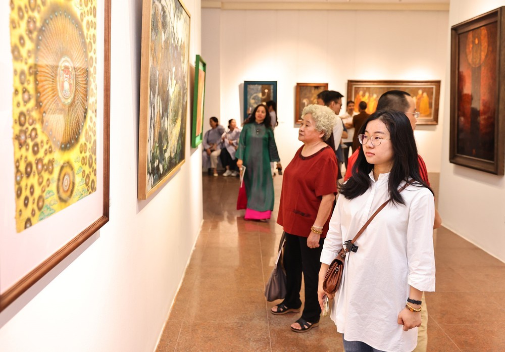 Triển lãm "Sen đầu hạ IX" - nghệ thuật kết nối cái đẹp với ánh sáng từ bi, trí tuệ của Đạo Phật - Ảnh 3. Triển lãm "Sen đầu hạ IX" - nghệ thuật kết nối cái đẹp với ánh sáng từ bi, trí tuệ của Đạo Phật - Ảnh 3.