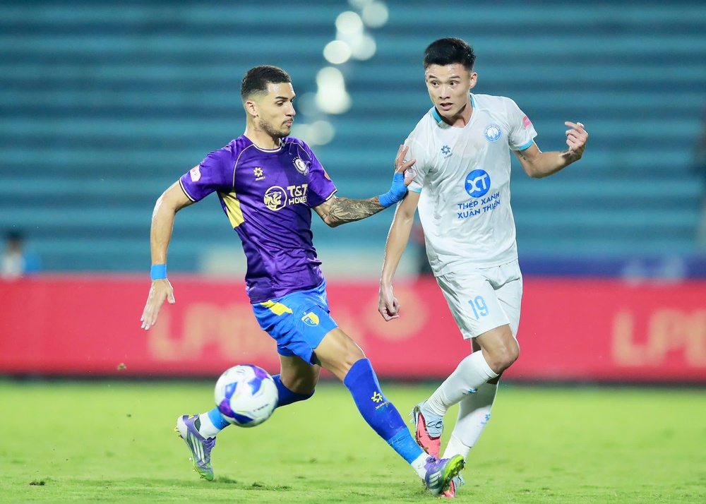 Ninh Bình tự bắn vào chân mình, Hà Nội FC có động lực đua huy chương - Ảnh 5.