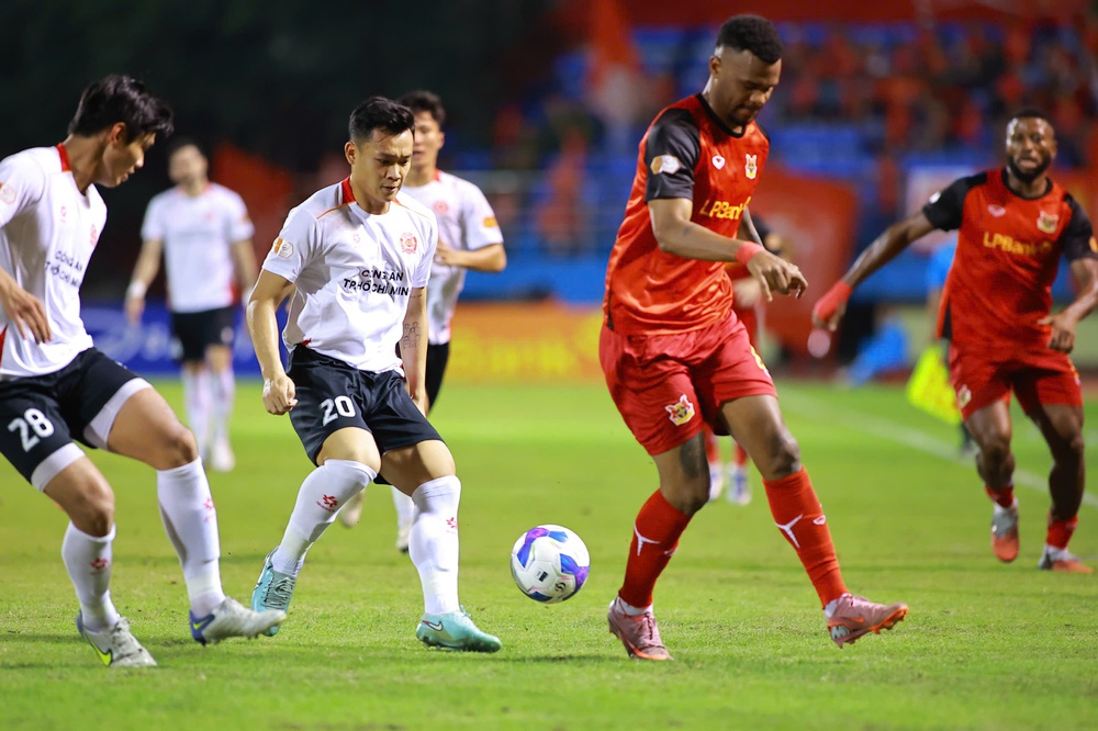 Ninh Bình tự bắn vào chân mình, Hà Nội FC có động lực đua huy chương - Ảnh 1.