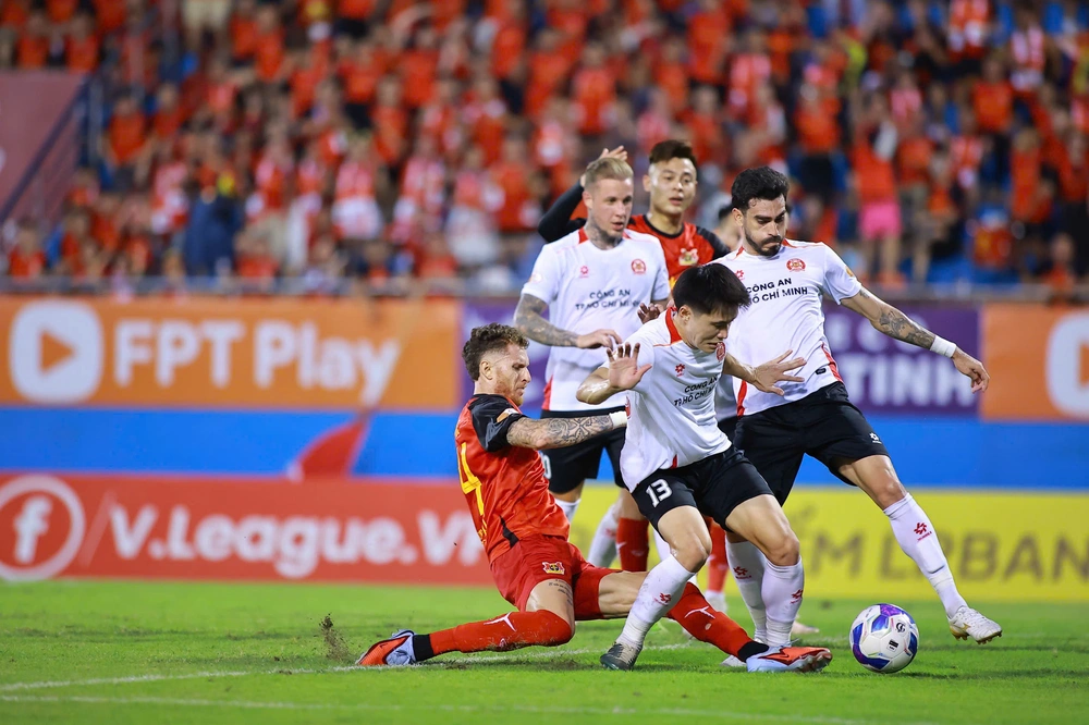 Ninh Bình tự bắn vào chân mình, Hà Nội FC có động lực đua huy chương - Ảnh 2.