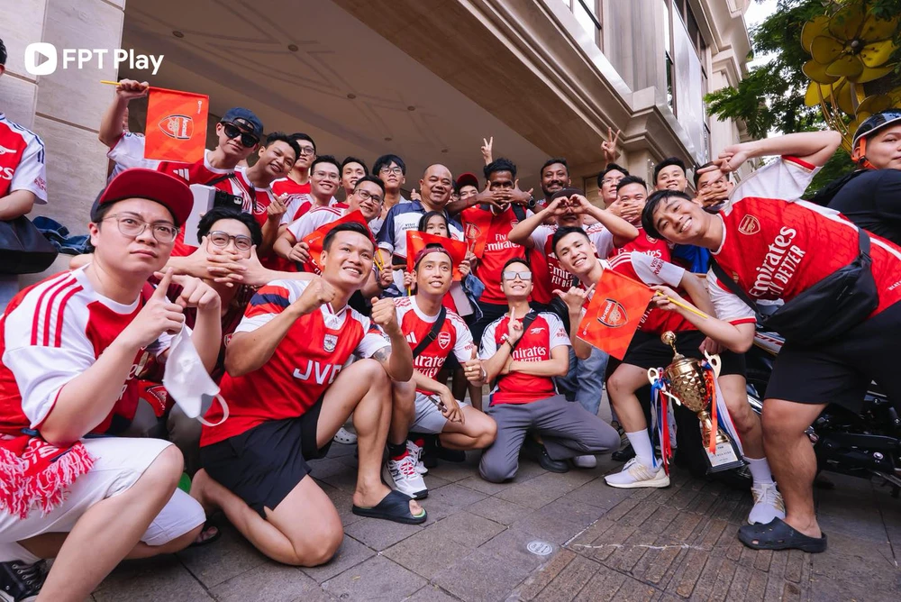 CĐV trên khắp thế giới diễu hành, mổ bò ăn mừng chức vô địch của Arsenal - Ảnh 16.