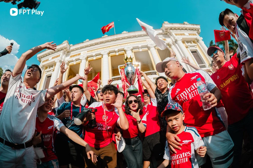 CĐV trên khắp thế giới diễu hành, mổ bò ăn mừng chức vô địch của Arsenal - Ảnh 19.
