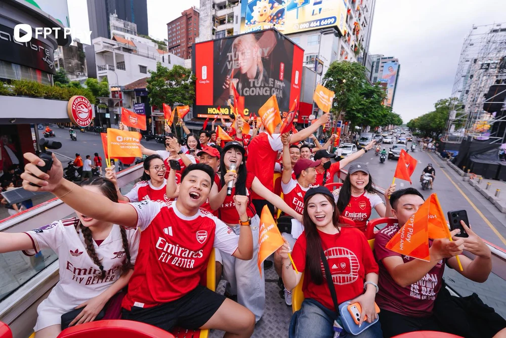 CĐV trên khắp thế giới diễu hành, mổ bò ăn mừng chức vô địch của Arsenal - Ảnh 21.