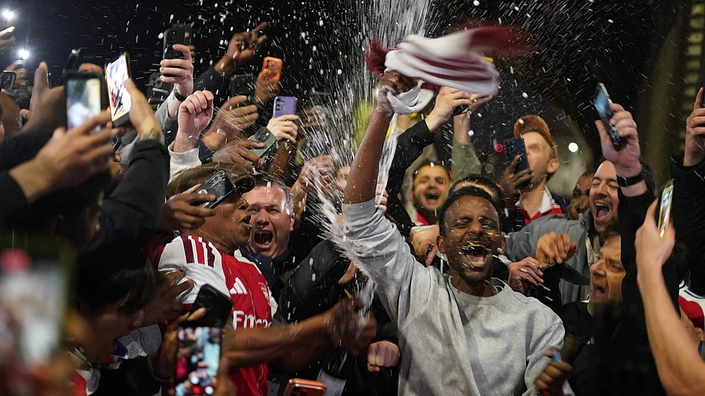 CĐV trên khắp thế giới diễu hành, mổ bò ăn mừng chức vô địch của Arsenal - Ảnh 1.