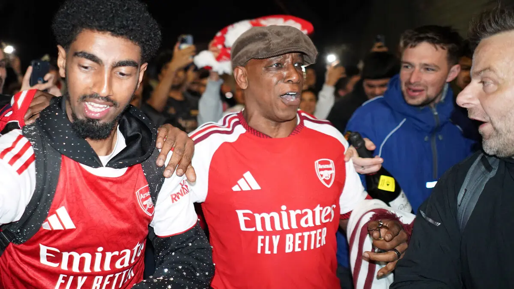 CĐV trên khắp thế giới diễu hành, mổ bò ăn mừng chức vô địch của Arsenal - Ảnh 2.