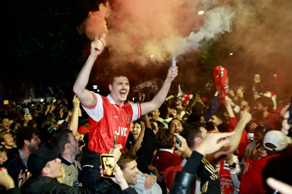 CĐV trên khắp thế giới diễu hành, mổ bò ăn mừng chức vô địch của Arsenal - Ảnh 3.