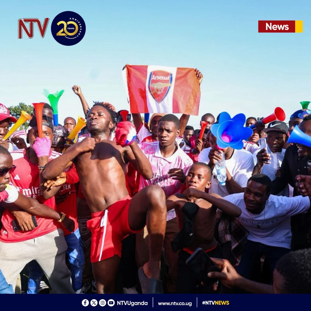 CĐV trên khắp thế giới diễu hành, mổ bò ăn mừng chức vô địch của Arsenal - Ảnh 12.