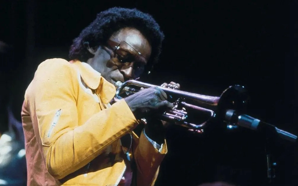 Một thế kỷ Miles Davis: Huyền thoại trumpet khiến jazz thay đổi mãi mãi - Ảnh 3. Một thế kỷ Miles Davis: Huyền thoại trumpet khiến jazz thay đổi mãi mãi - Ảnh 3.