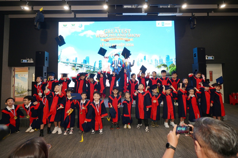 Wisdomland tổ chức lễ tốt nghiệp khối Lá với chủ đề "Nơi con bước ra thế giới" - Ảnh 1. Wisdomland tổ chức lễ tốt nghiệp khối Lá với chủ đề "Nơi con bước ra thế giới" - Ảnh 1.