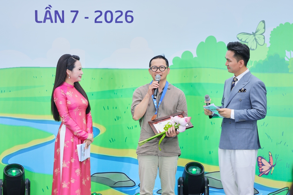 Họa sĩ Tạ Huy Long: "Tôi vẫn muốn tiếp tục đi tìm những địa hạt mới" - Ảnh 1. Họa sĩ Tạ Huy Long: "Tôi vẫn muốn tiếp tục đi tìm những địa hạt mới" - Ảnh 1.
