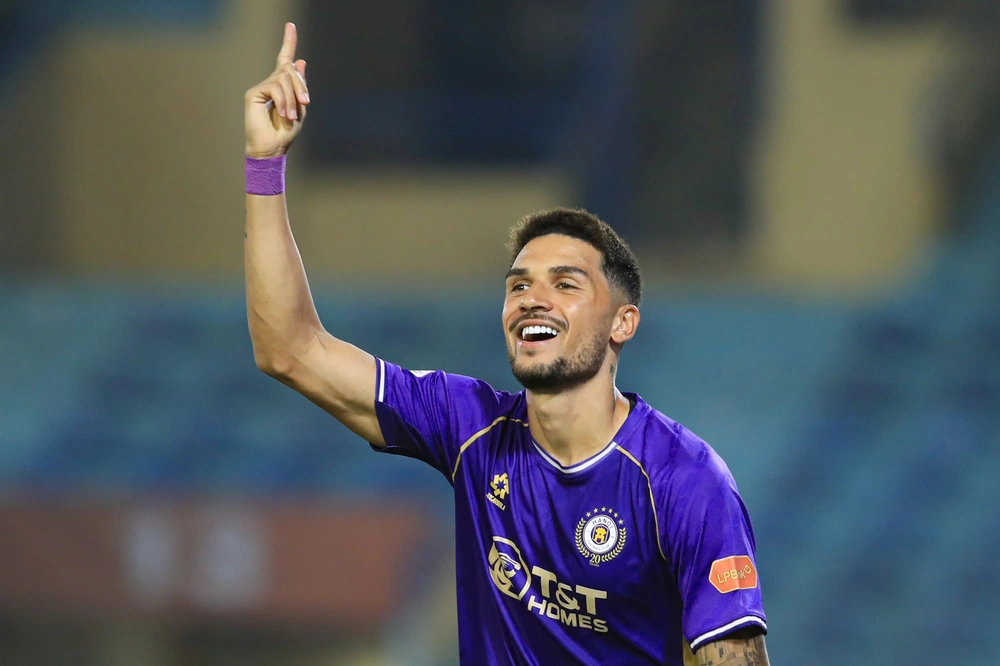Hoàng Hên thăng hoa, Hà Nội FC khiến HAGL lâm nguy - Ảnh 1. Hoàng Hên thăng hoa, Hà Nội FC khiến HAGL lâm nguy - Ảnh 1.