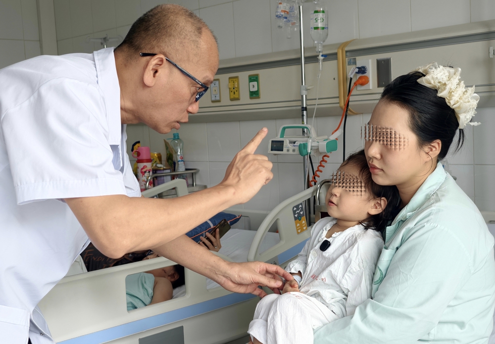 Thành công cứu bé gái bị que xiên thịt đâm xuyên nền sọ - Ảnh 3. Thành công cứu bé gái bị que xiên thịt đâm xuyên nền sọ - Ảnh 3.