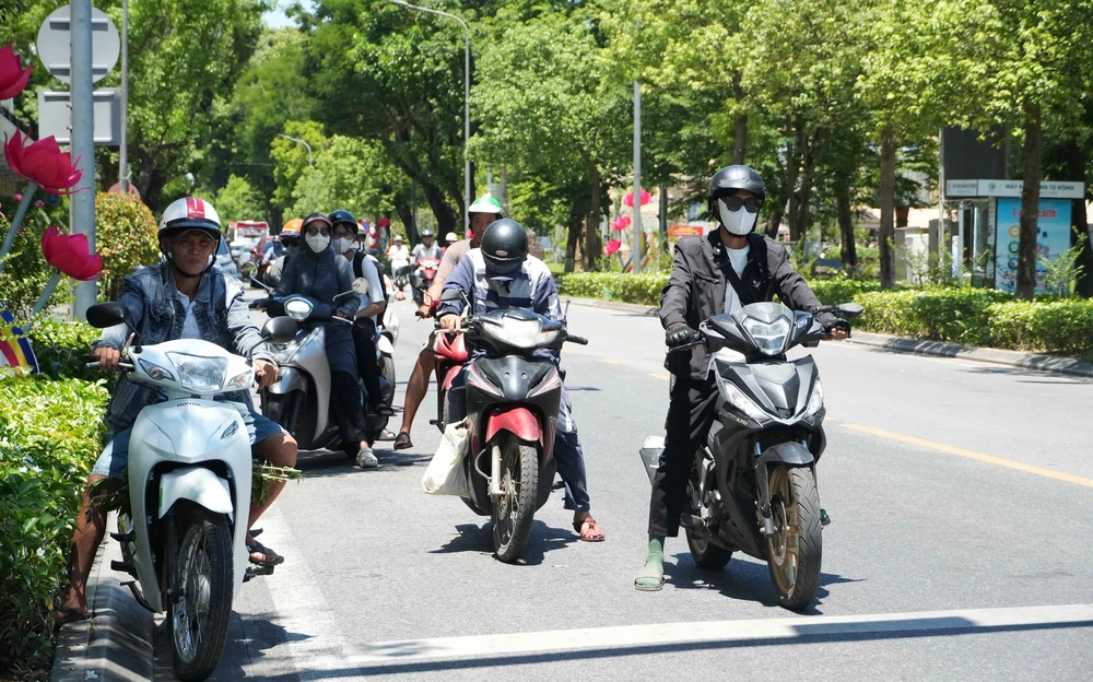 Huế: Nắng nóng gay gắt diện rộng, khiến cuộc sống mưu sinh thêm vất vả - Ảnh 13. Huế: Nắng nóng gay gắt diện rộng, khiến cuộc sống mưu sinh thêm vất vả - Ảnh 13.