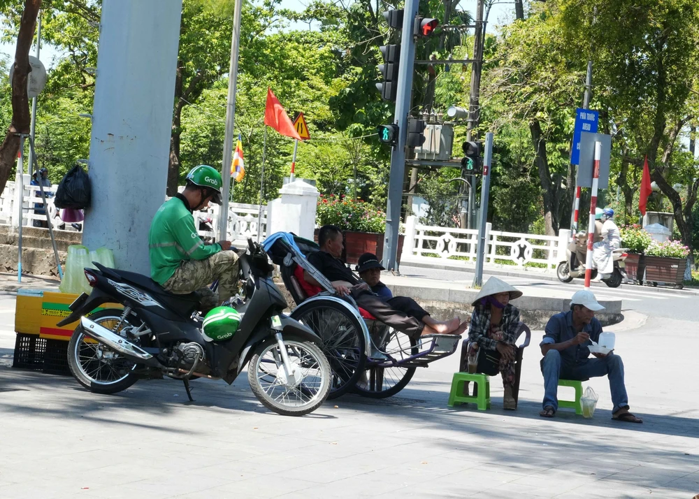 Huế: Nắng nóng gay gắt diện rộng, khiến cuộc sống mưu sinh thêm vất vả - Ảnh 10. Huế: Nắng nóng gay gắt diện rộng, khiến cuộc sống mưu sinh thêm vất vả - Ảnh 10.