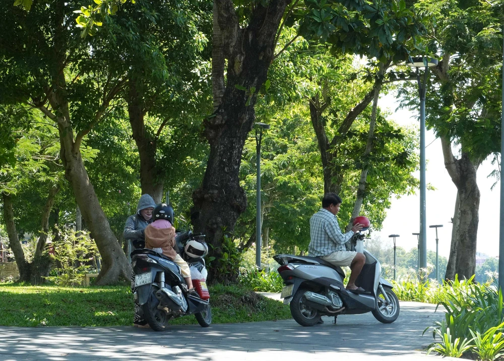 Huế: Nắng nóng gay gắt diện rộng, khiến cuộc sống mưu sinh thêm vất vả - Ảnh 5. Huế: Nắng nóng gay gắt diện rộng, khiến cuộc sống mưu sinh thêm vất vả - Ảnh 5.