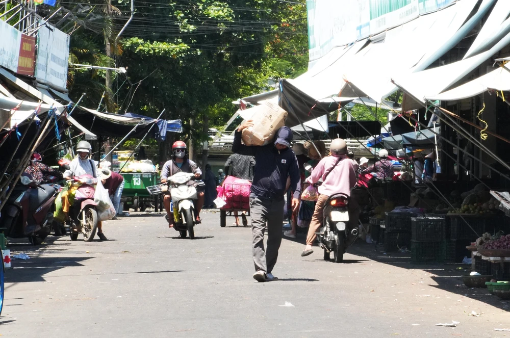 Huế: Nắng nóng gay gắt diện rộng, khiến cuộc sống mưu sinh thêm vất vả - Ảnh 2. Huế: Nắng nóng gay gắt diện rộng, khiến cuộc sống mưu sinh thêm vất vả - Ảnh 2.
