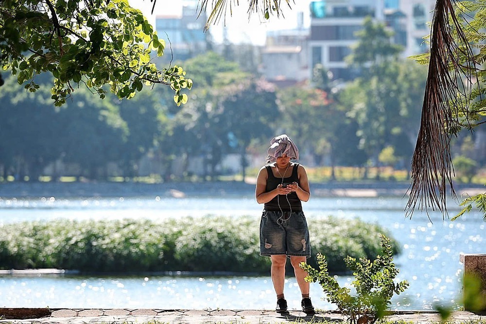 Người dân Thủ đô chủ động ứng phó với đợt nắng nóng gay gắt - Ảnh 2. Người dân Thủ đô chủ động ứng phó với đợt nắng nóng gay gắt - Ảnh 2.