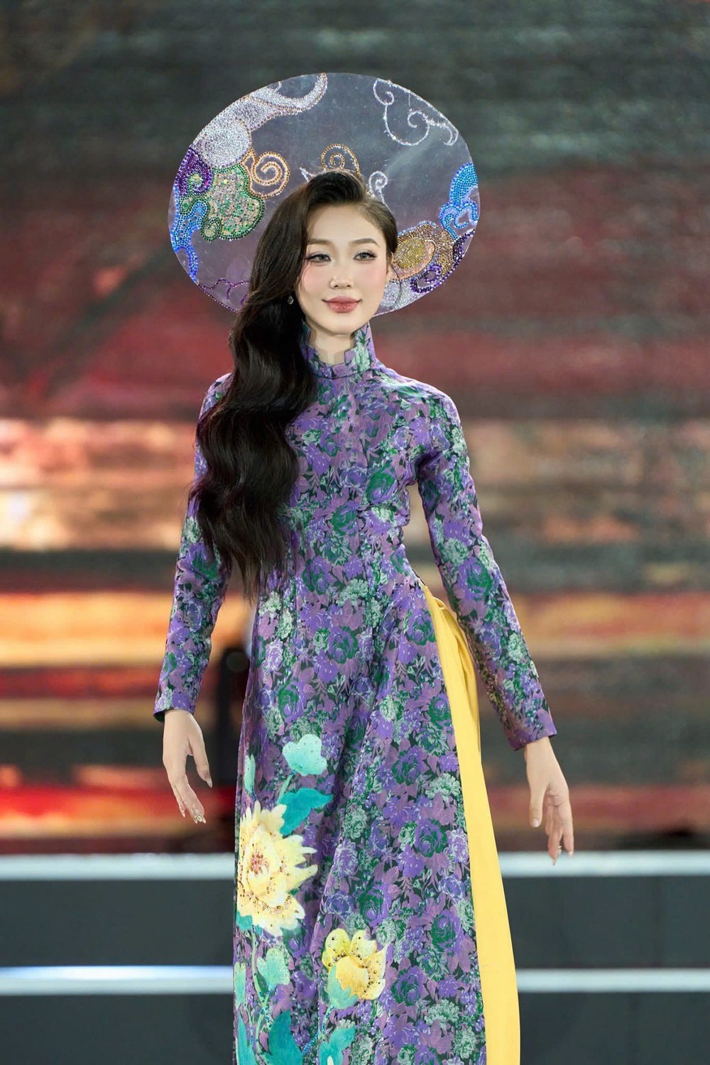 Á hậu Trần Thu Hằng muốn trở thành luật sư, cống hiến cho cộng đồng - Ảnh 4. Á hậu Trần Thu Hằng muốn trở thành luật sư, cống hiến cho cộng đồng - Ảnh 4.