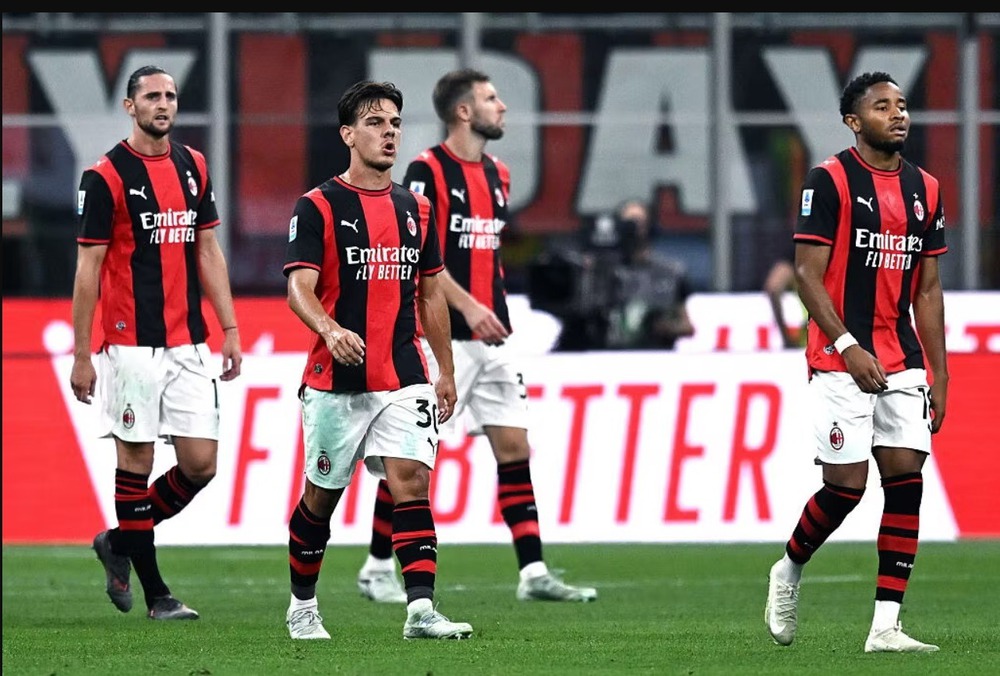 AC Milan chính thức sa thải HLV Allegri cùng bộ ba quyền lực sau khi mất vé dự Champions League - Ảnh 1. AC Milan chính thức sa thải HLV Allegri cùng bộ ba quyền lực sau khi mất vé dự Champions League - Ảnh 1.