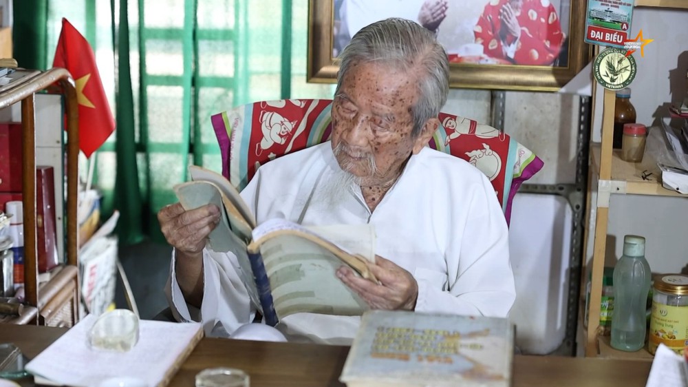 Nhà nghiên cứu Nguyễn Đình Tư ở tuổi 106: Muốn dân tộc đi xa, phải bắt đầu từ tâm hồn trẻ nhỏ - Ảnh 6. Nhà nghiên cứu Nguyễn Đình Tư ở tuổi 106: Muốn dân tộc đi xa, phải bắt đầu từ tâm hồn trẻ nhỏ - Ảnh 6.