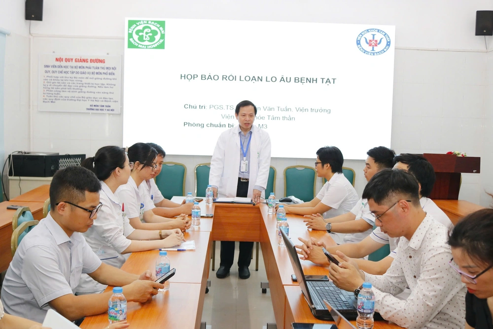 Ám ảnh mắc bệnh hiểm nghèo, nam công nhân 27 tuổi phải nhập viện tâm thần - Ảnh 2. Ám ảnh mắc bệnh hiểm nghèo, nam công nhân 27 tuổi phải nhập viện tâm thần - Ảnh 2.