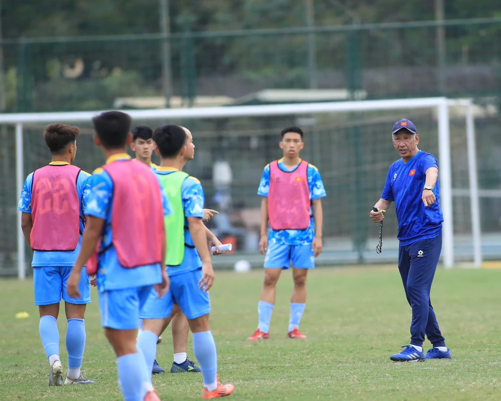 HLV Yutaka Ikeuchi: 'U19 Việt Nam chịu áp lực lớn' - Ảnh 1. HLV Yutaka Ikeuchi: 'U19 Việt Nam chịu áp lực lớn' - Ảnh 1.